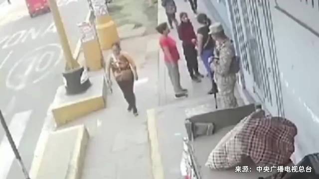 秘鲁一地下变电箱突然爆炸