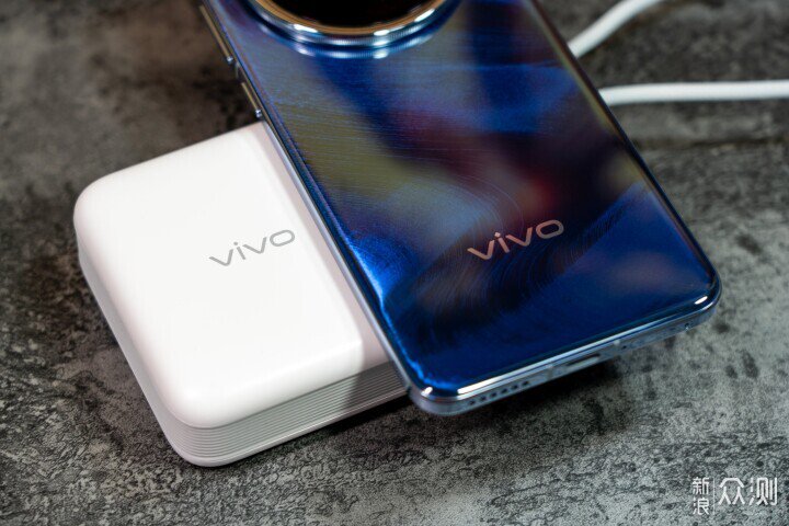 vivo太懂用戶了！45W自帶線充電寶體驗_新浪眾測