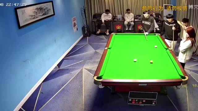 男子打台球时生气踹墙