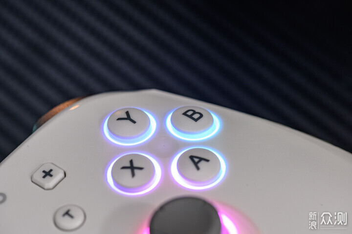 玩家的利器，聯想S03四平台三模無線遊戲手柄_新浪眾測