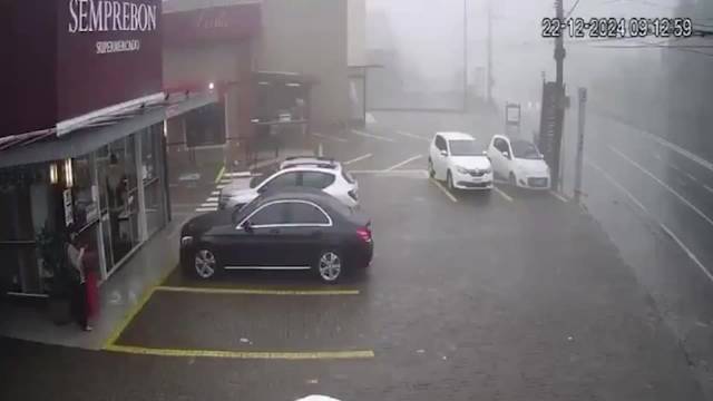 巴西一飞机坠毁10人遇难