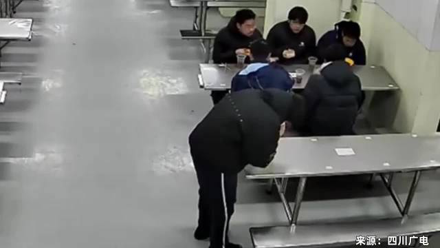 男生被卡喉同学接力救援