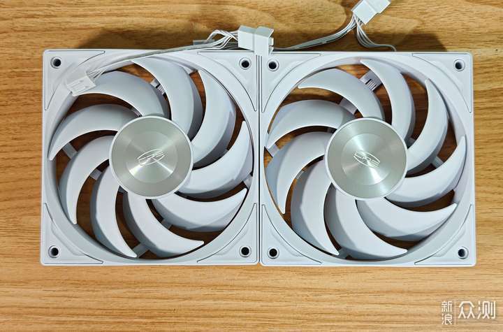 可裝大顯卡的桌面迷你電腦喬思伯機箱D32 Pro_新浪眾測
