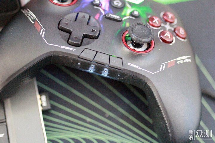 達爾優H100輕量化遊戲手柄讓掌控更刺激_新浪眾測