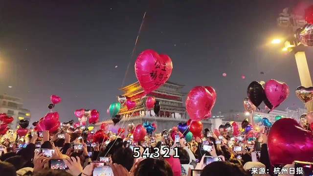 迎接新年游客挤满地标广场