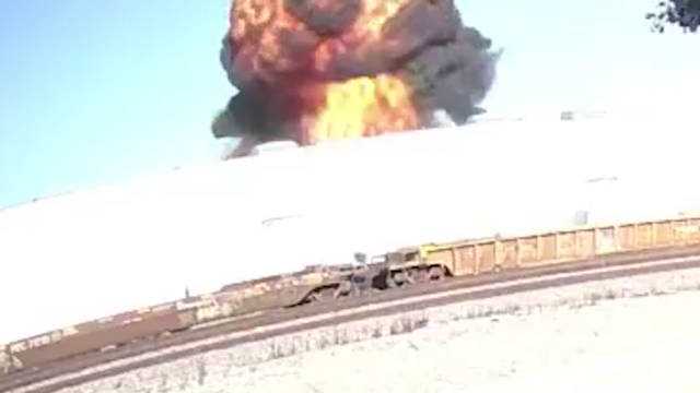 美国一架小型飞机坠毁