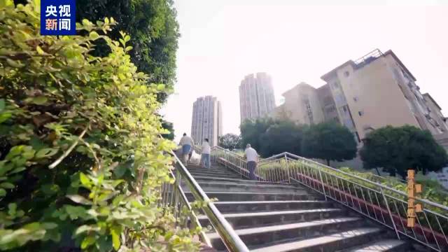 截留挪用资金 他将个人收款二维码放在缴费窗口