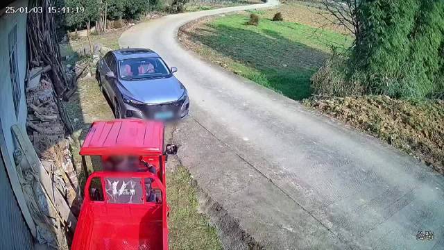 小车停路边被剐蹭