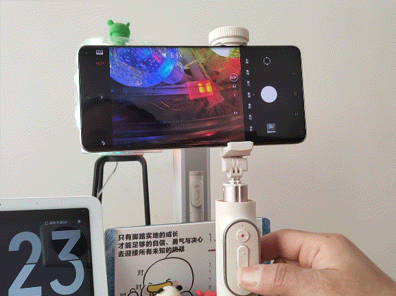 Ta，不僅增加三腳架底座的長度，也可一鍵變焦_新浪眾測