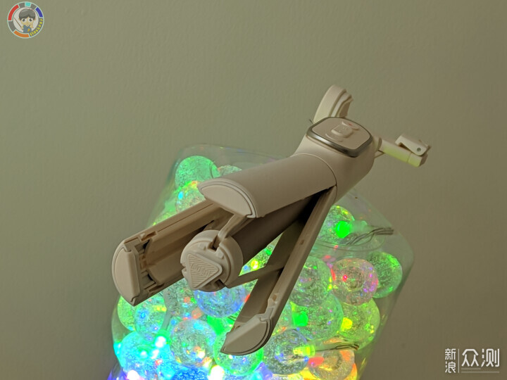 Ta，不僅增加三腳架底座的長度，也可一鍵變焦_新浪眾測