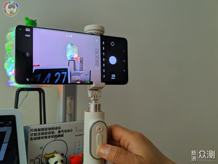 Ta，不僅增加三腳架底座的長度，也可一鍵變焦_新浪眾測