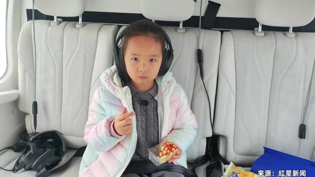 6岁小朋友乘直升机回家