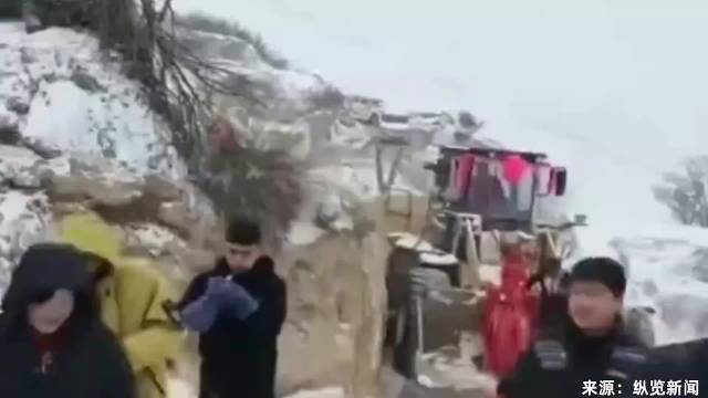 新人用铲车当婚车