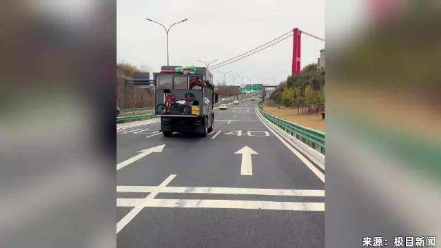 男子开百万豪华房车回乡