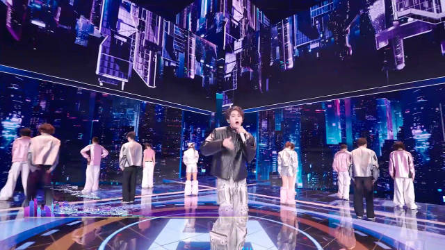 北京台春晚舞台一身赛博造型亮相，犹如星际穿越者！