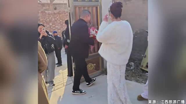 小伙订婚没认出丈母娘