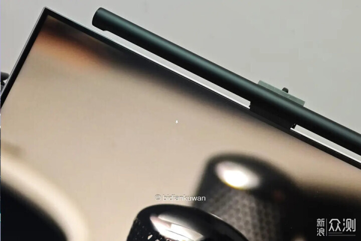 屏幕掛燈不適配？顯示器不兼容掛燈的駝背難題_新浪眾測