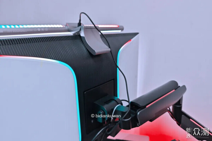 屏幕掛燈不適配？顯示器不兼容掛燈的駝背難題_新浪眾測