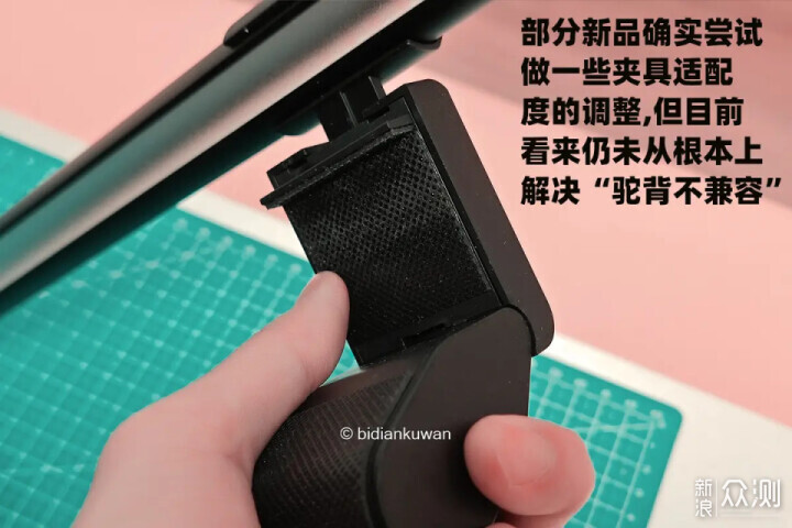 屏幕掛燈不適配？顯示器不兼容掛燈的駝背難題_新浪眾測