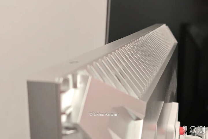 屏幕掛燈不適配？顯示器不兼容掛燈的駝背難題_新浪眾測