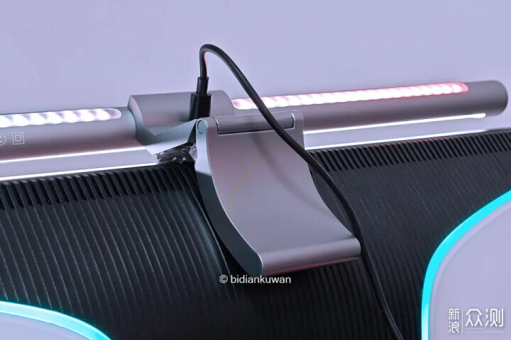 屏幕掛燈不適配？顯示器不兼容掛燈的駝背難題_新浪眾測