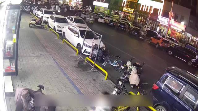 小男孩迷路求助店铺老板