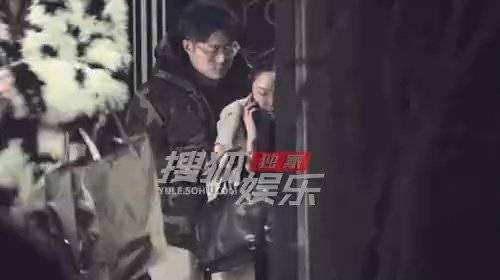近日，周扬青被拍到与一男子前往酒吧