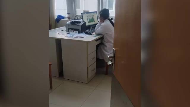 医院员工玩游戏致患者排队