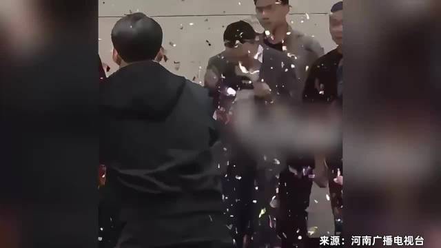 谢浩男公开露脸与父亲相拥