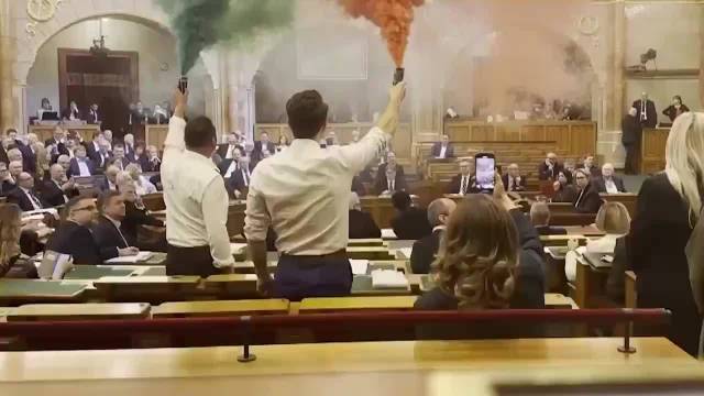 匈牙利议会燃起红绿烟雾弹