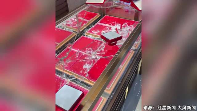 3小伙凌晨盗窃临街金店