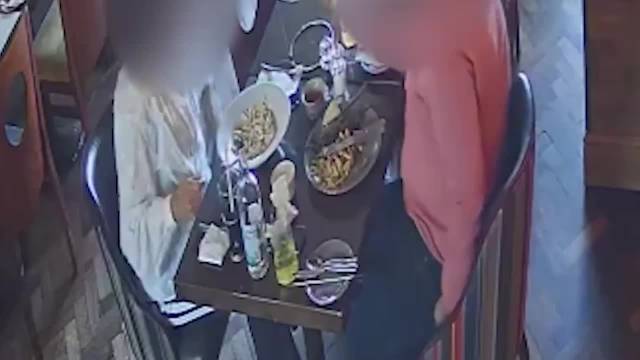 监控拍下“碰瓷”现场