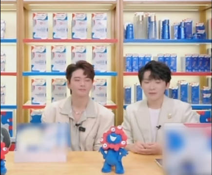 起猛了看见《如懿传》里忠诚善良的李玉公公的饰演者@黄宥明 唱《小苹果》了…