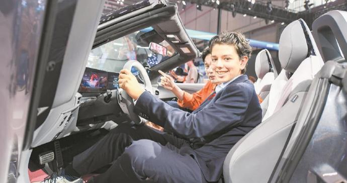 中国车展“科技王炸”！老外疯狂拍照：“这不是未来，这已经是现实了”