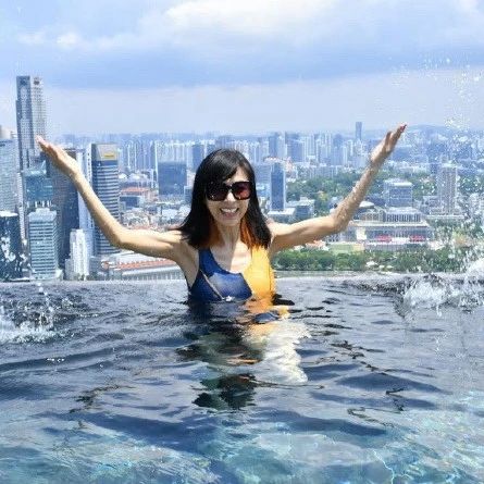 69岁女演员米雪晒泳装照，状态惊艳，肌肉线条清晰可见