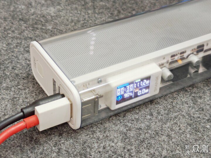 閃極銀翼Pro:140W輸出的透明機甲移動電源_新浪眾測