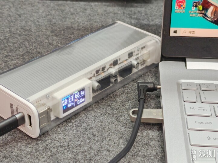 閃極銀翼Pro:140W輸出的透明機甲移動電源_新浪眾測