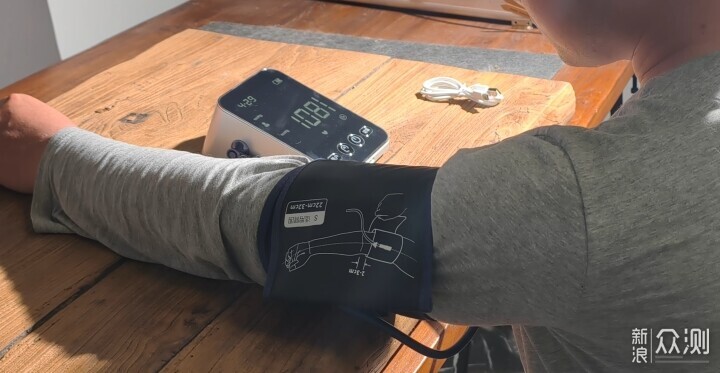 獨居攝影師的健康監測,愛奧樂AI血壓計體驗_新浪眾測