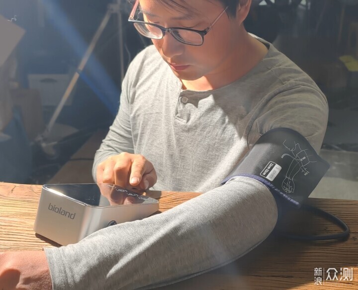 獨居攝影師的健康監測,愛奧樂AI血壓計體驗_新浪眾測
