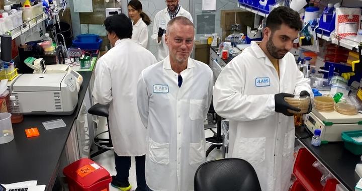 美国男子18年来故意放毒蛇咬自己，血液产生蛇毒抗体