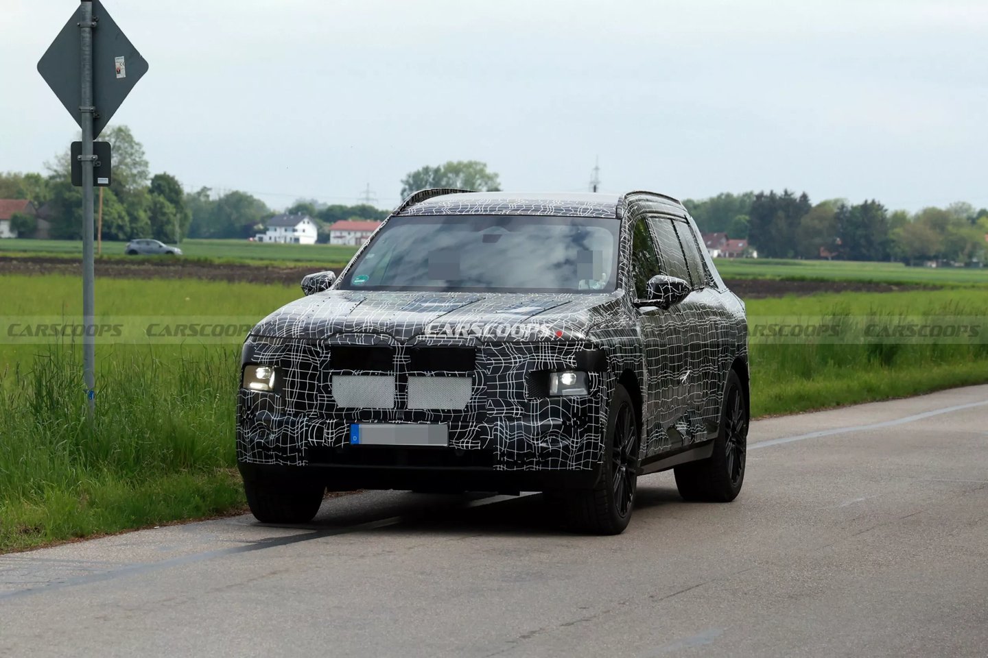 新一代宝马X7谍照曝光：保持经典设计，有望提供电动版