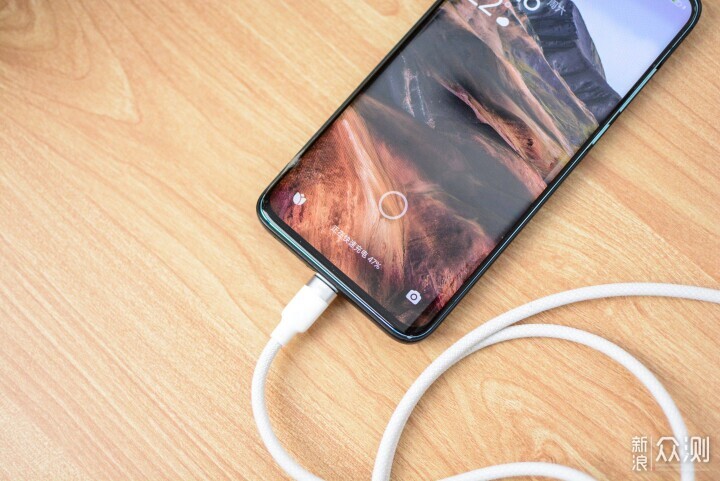發光的迪迦奧特曼充電寶!無限創燥聯名bemoe_新浪眾測