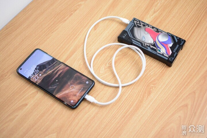發光的迪迦奧特曼充電寶!無限創燥聯名bemoe_新浪眾測