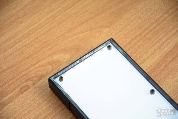 發光的迪迦奧特曼充電寶!無限創燥聯名bemoe_新浪眾測
