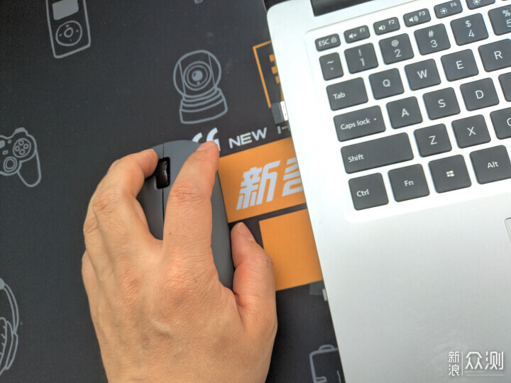 小米無線滑鼠 Lite3,小巧輕盈且握感舒適_新浪眾測