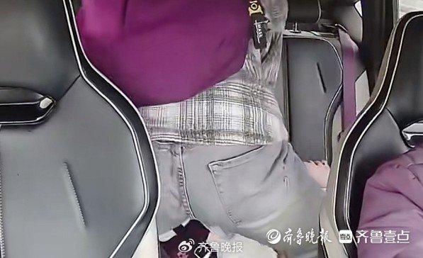 薑昭鵬對發病同學持續進行心肺復甦。