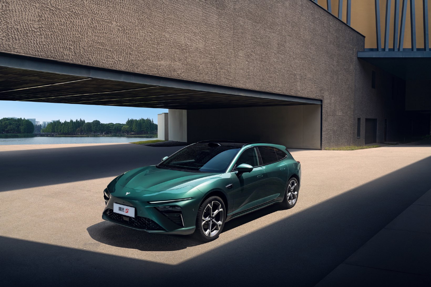 哪吒汽车，要翻越“三座大山”