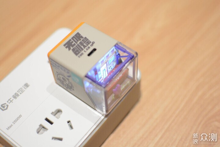 可拚裝氮化镓充電器?無限創燥賽博商店充電頭_新浪眾測