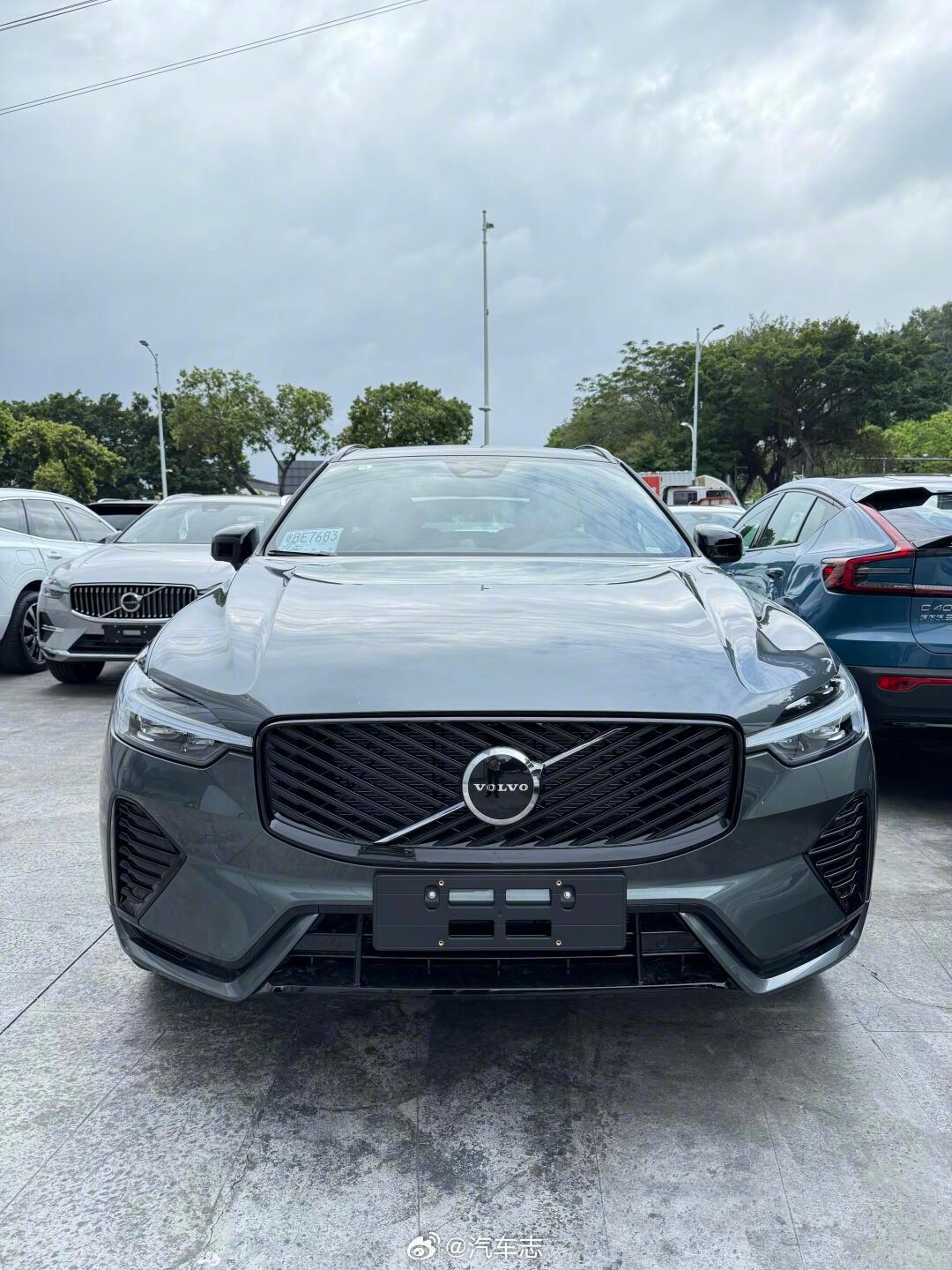 看到销售发的，全新XC60已经到店～ 新颜色感觉不错，过两天看看