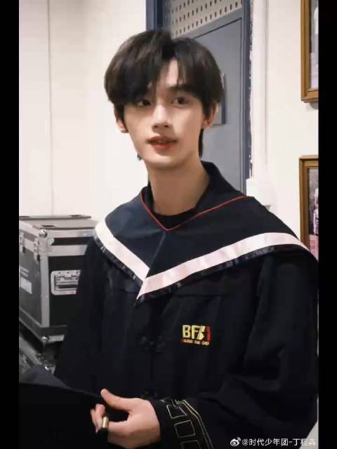 5月30日，@时代少年团-丁程鑫 微博发文是的！我毕业啦！